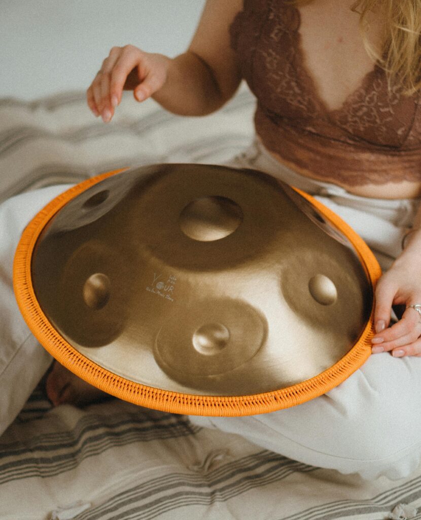 Játék handpan-en